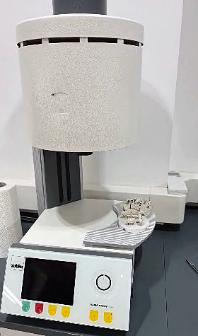 Forno per pressare la ceramica Zubler nel laboratorio Creadent