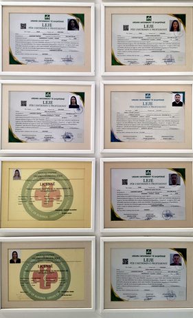 Licenze professionali incorniciate alla parete della clinica Creadent, foto reale