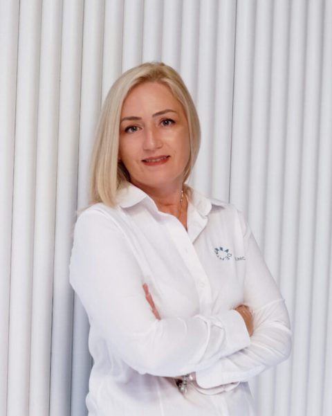 Dorina Bila, Economista