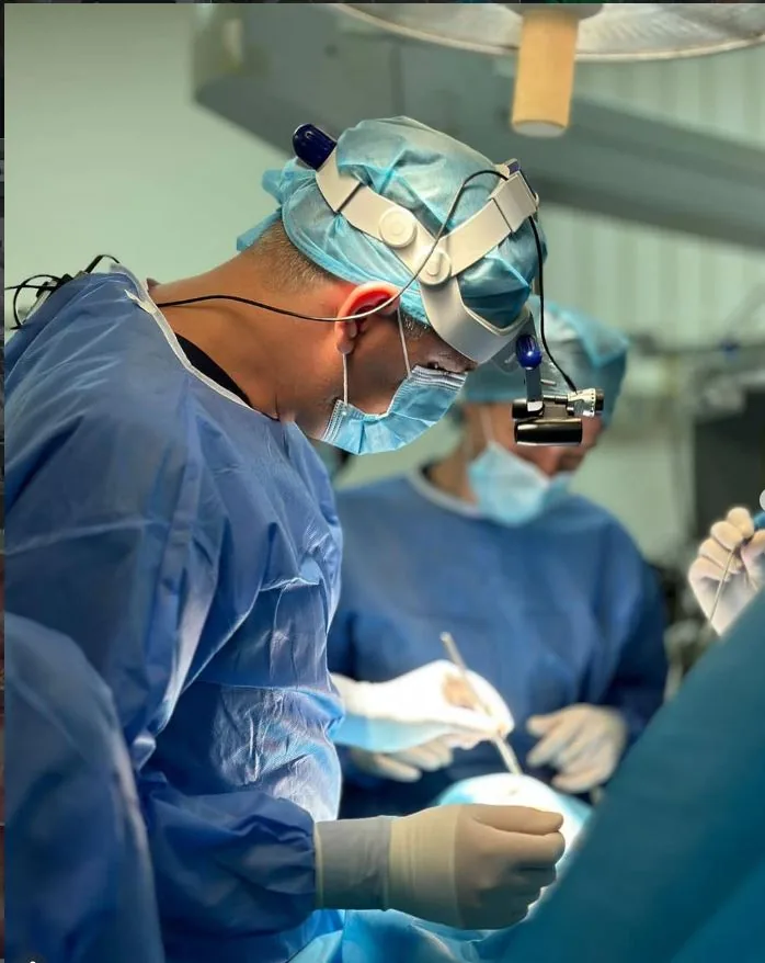 Kokona Dental Clinic Tirana — Dr. Arlind Myftari, chirurgia maxillofacciale e implantare in sala operatoria