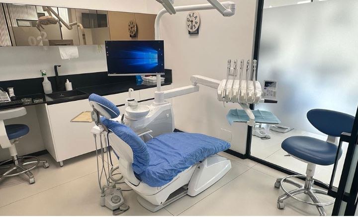 Sala operativa della Creadent Clinic, Tirana — riunito e monitor per le immagini diagnostiche