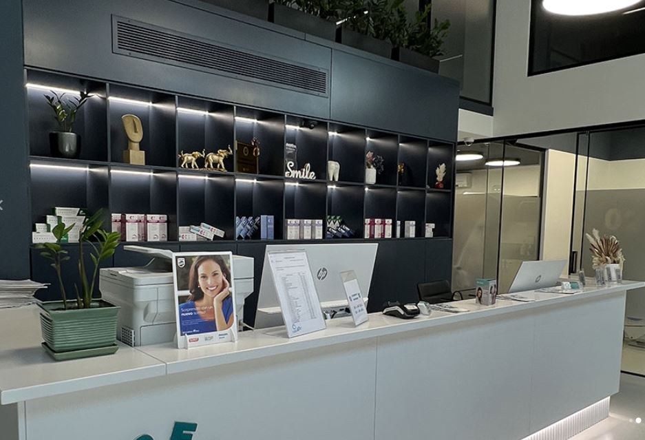 La reception di Creadent Clinic, Tirana — segui la clinica su Instagram