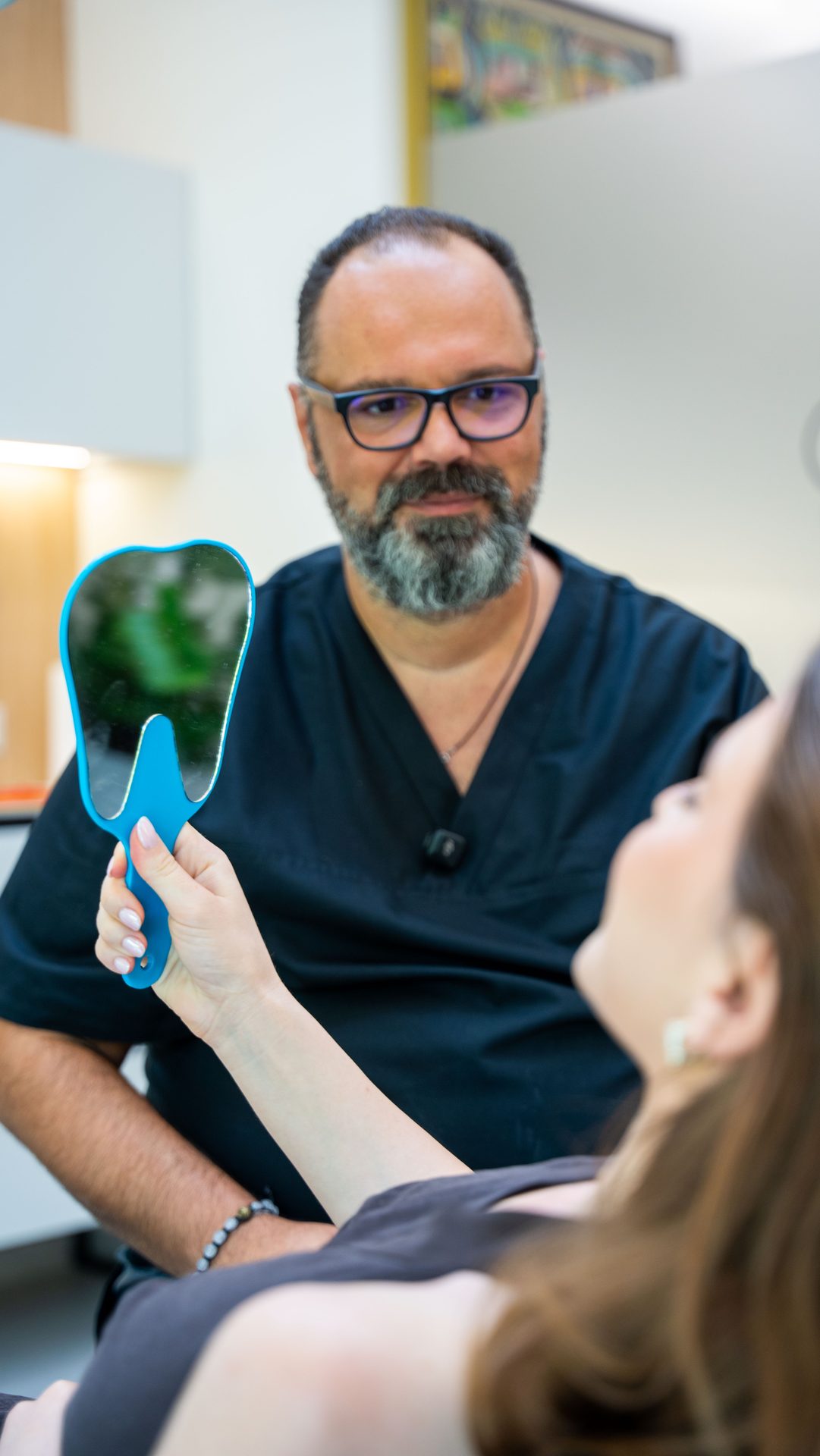 DentX Clinic, Tirana — il Dr. Gjergj Dilo con una paziente