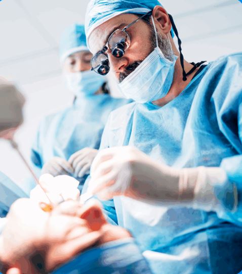 Chirurgia implantare alla clinica dentale Elonix di Tirana — équipe con ingrandimento ottico