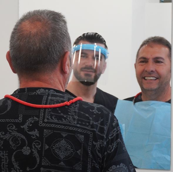 Paziente sorridente della clinica dentale Elonix di Tirana