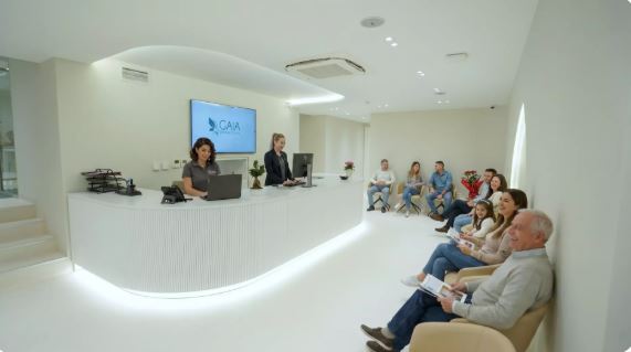 Reception e spazi di accoglienza della clinica Gaia Dental a Tirana
