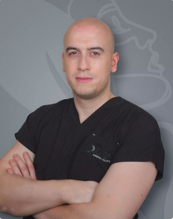 Dr. Redi Xhangolli, chirurgo implantologo di Gaia Dental Clinic a Tirana