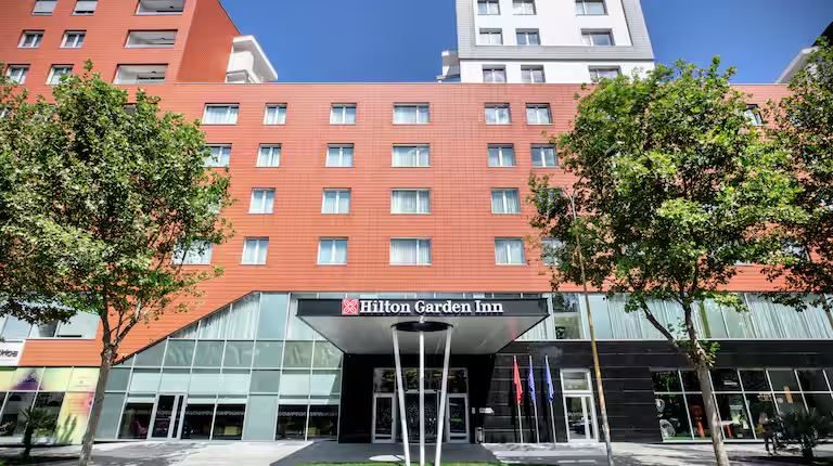 La facciata dell’Hilton Garden Inn Tirana con l’ingresso