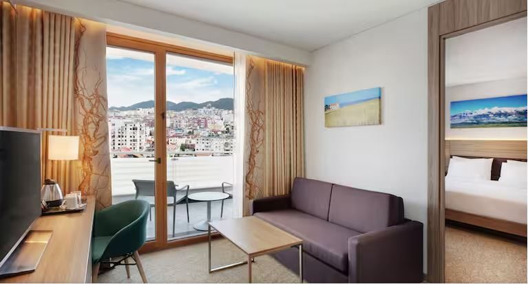 Camera con balcone e panorama su Tirana — Hilton Garden Inn