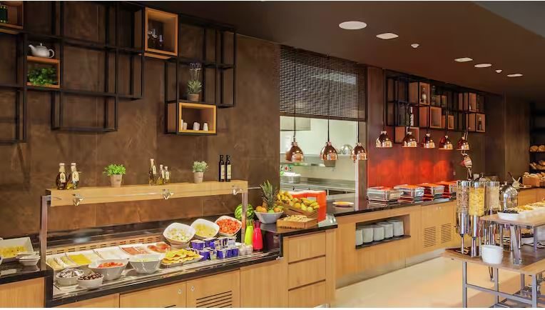 Il buffet della colazione — Hilton Garden Inn Tirana