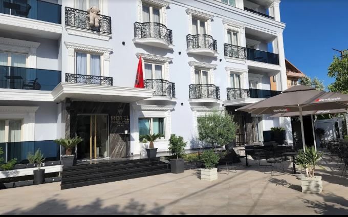 La facciata dell’Imperator Hotel con la terrazza esterna, Tirana