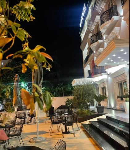 L’Imperator Hotel di sera, coi tavoli della terrazza