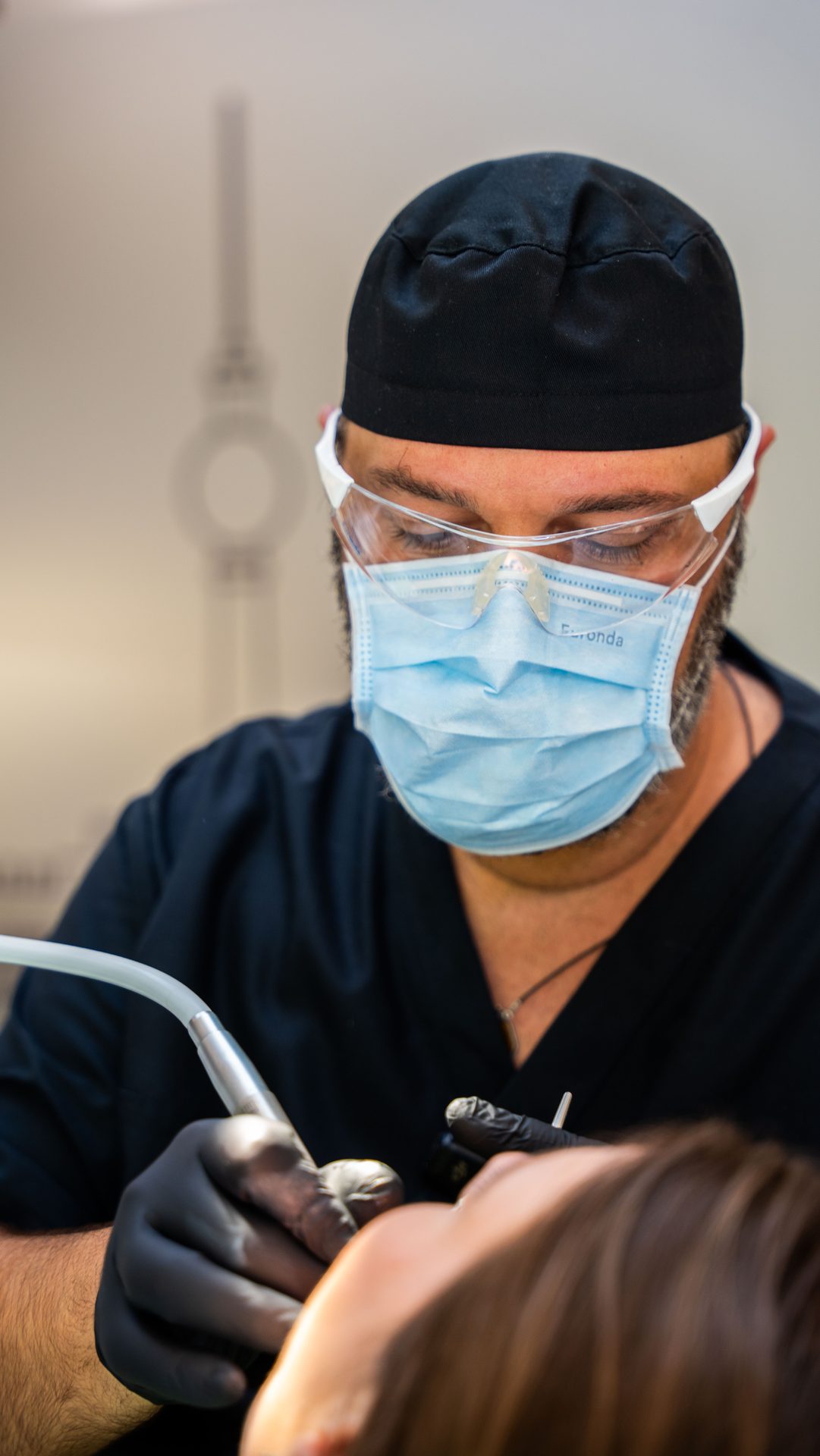 DentX Clinic, Tirana — il Dr. Gjergj Dilo in sala operatoria