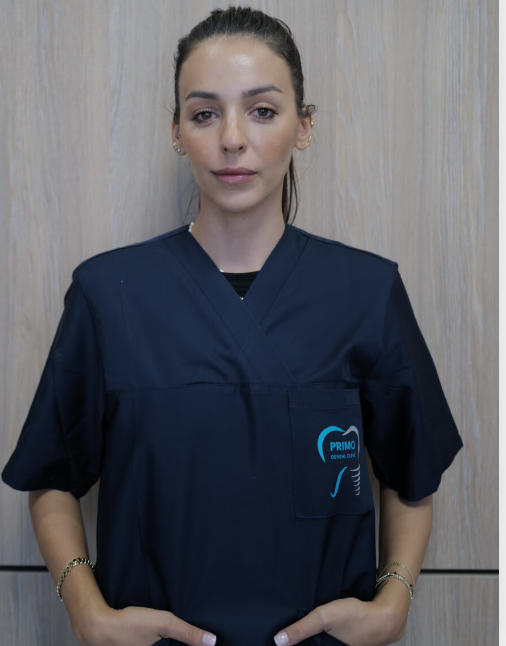Dr. Aferdita, dentista ed esperta di estetica dentale della clinica Primo a Tiranë