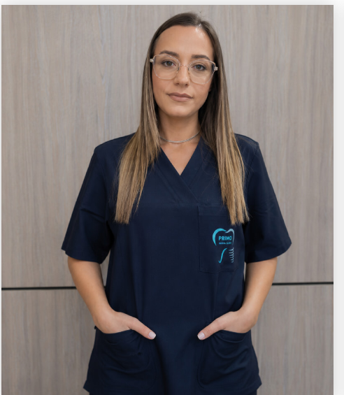 Dr. Alma, chirurgo maxillo-facciale della clinica dentale Primo a Tiranë