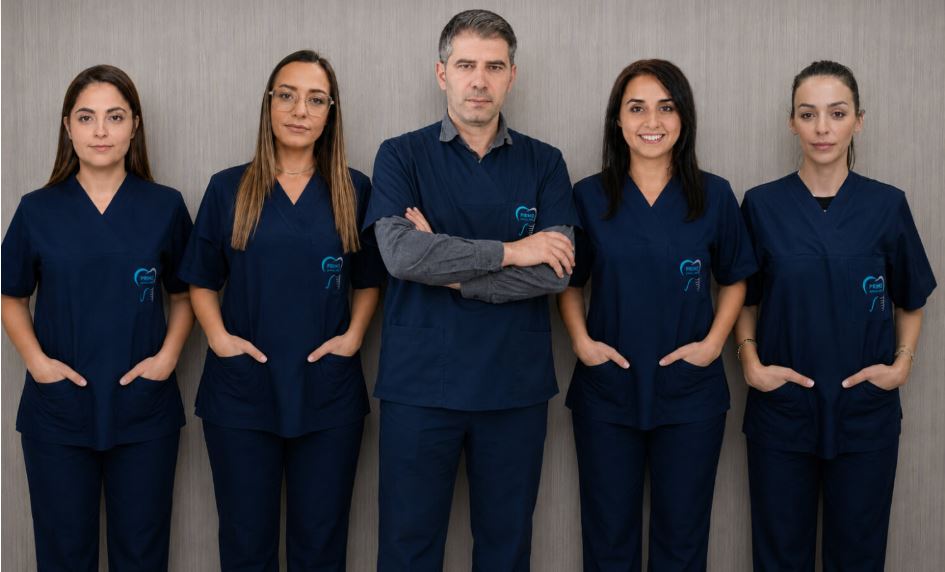 L'équipe medica della clinica dentale Primo a Tiranë, Albania
