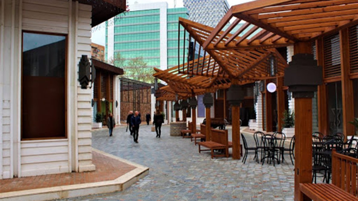 I caffè del quartiere Blloku, Tirana