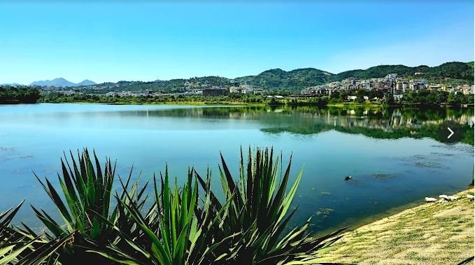 Il lago del Grand Park di Tirana