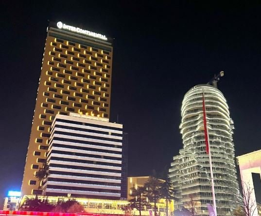 Piazza Skanderbeg di sera, Tirana
