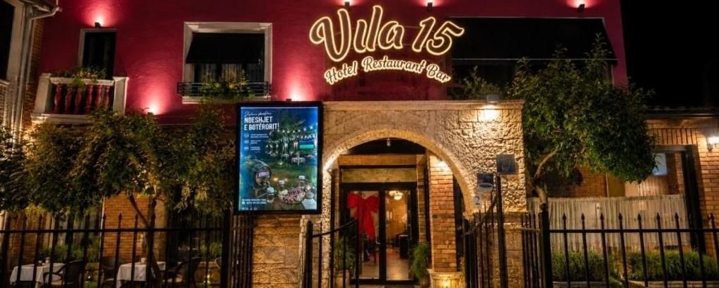 La facciata della Vila 15 di sera, Tirana