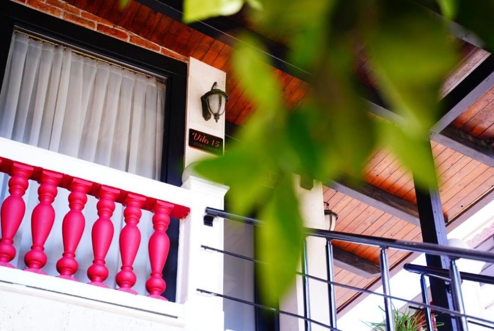 Il balcone della Vila 15 con la balaustra rosa