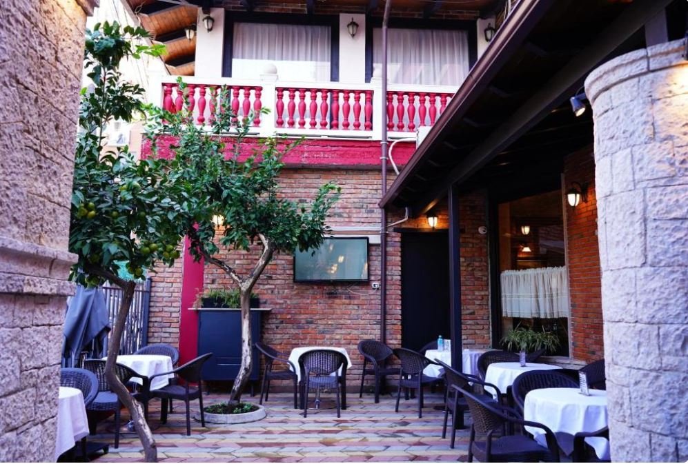 L'ingresso della Vila 15 con i tavoli del ristorante