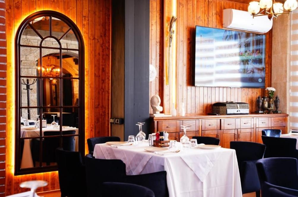 La sala interna del ristorante della Vila 15
